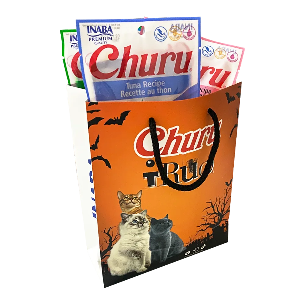 Bolsa de cartón naranja que contiene 4 empaques de Churu, es el producto Churu Bag. La bolsa tiene motivos de Halloween y está de costado