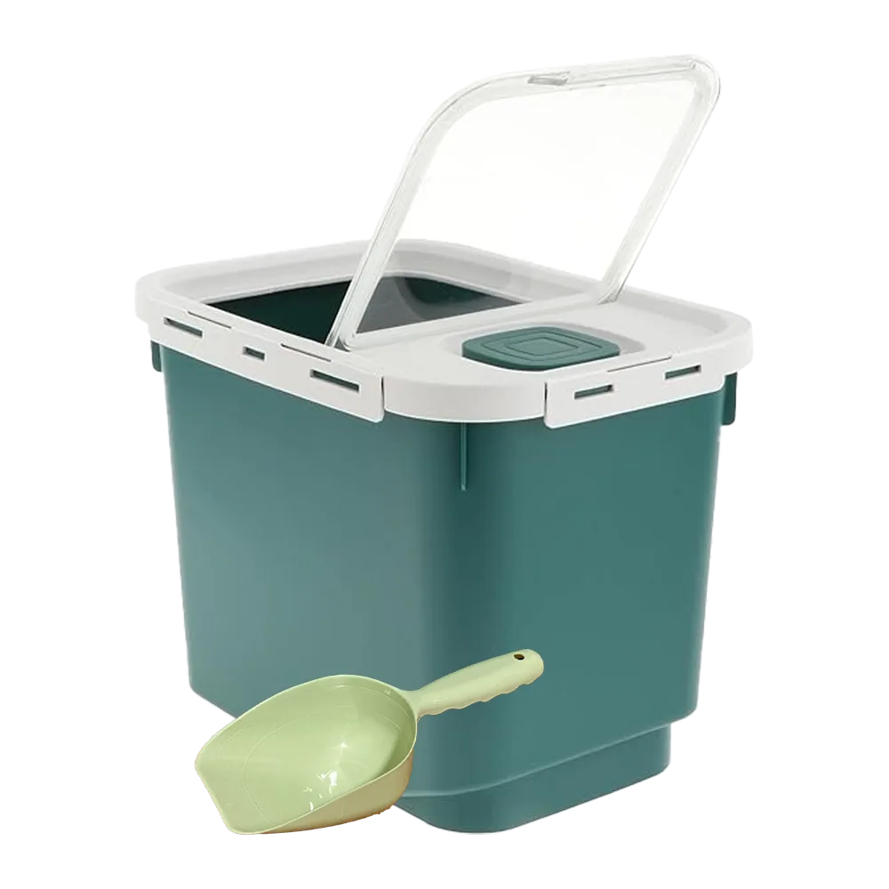 Cubo Contenedor de Croquetas color verde petróleo, tiene una tapa blanca y una puerta de solapa transparente. Viene con una palita color verde limón.