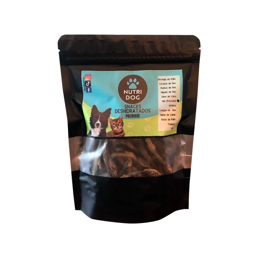 Empaque negro ziplog con etiqueta celeste de snacks para gatos y perros. Es un pez nativo de Bolivia y Perú deshidratado alto en proteínas llamado Ispi de la marca Nutridog