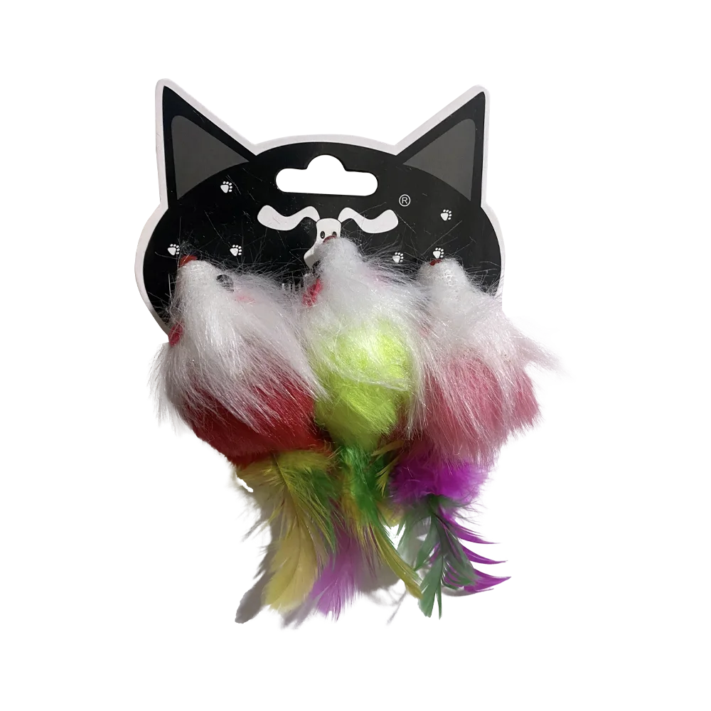 Cartón blanco con rojo y 3 ratoncitos peludos de varios colores, son Ratones para gato de juguete de la marca Lili Mascota
