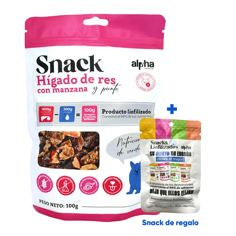 Plato redondo con trozos de hígado y manzana roja liofilizados.