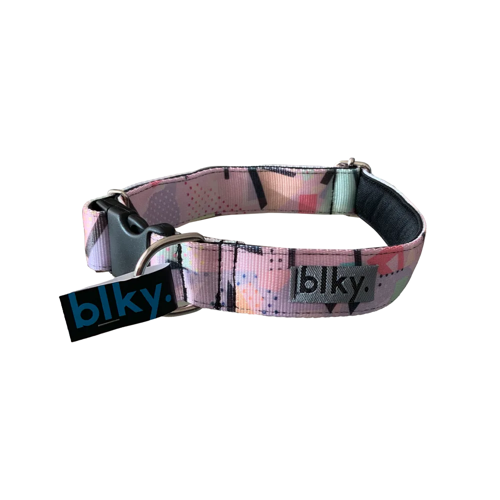 Collar Blky Talla L con un estampado exterior con un diseño de formas geométricas en colores pasteles y un interior negro de algodón acolchonado además de una hebilla plástica click y un aro para colgar una placa identificativa