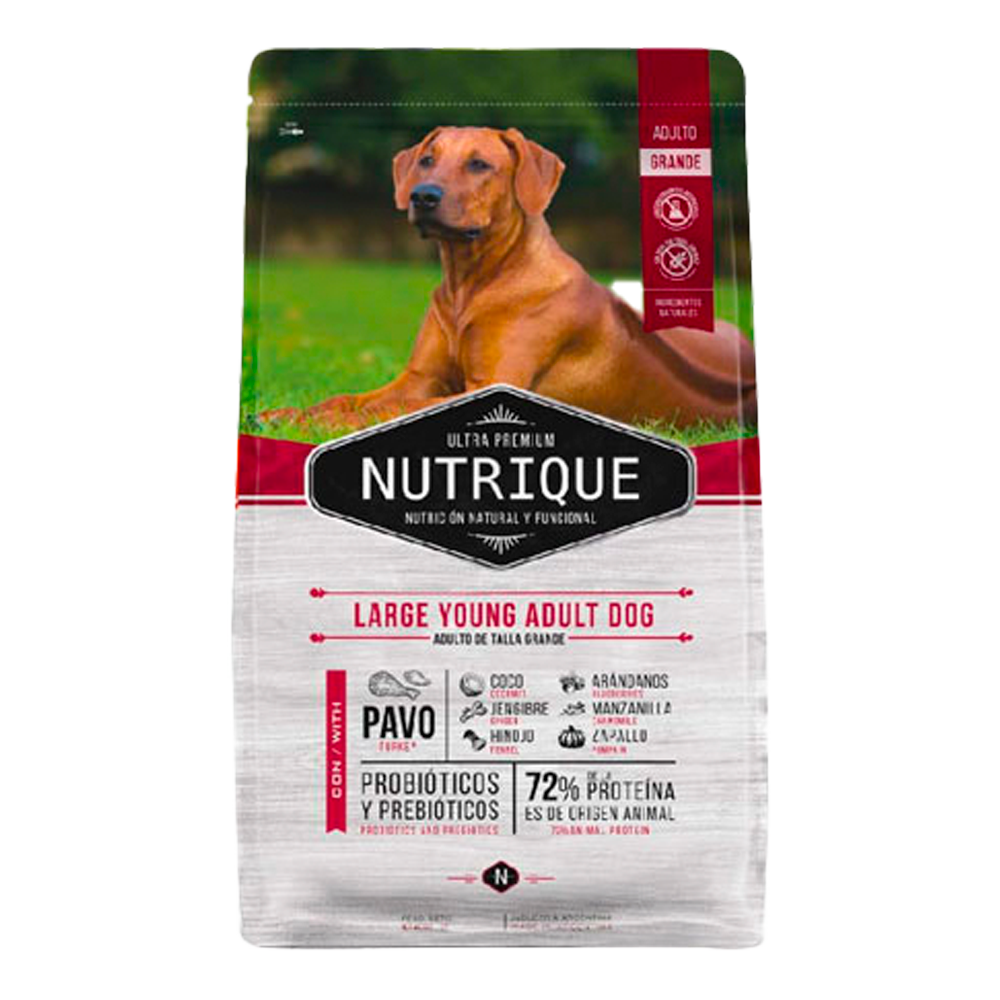 Bolsa de Nutrique Adulto Raza Grande. Tiene un fondo blanco y la mitad del frente consiste en la imagen de un perro de raza grande en un paisaje verde. Tiene detalles rojos y el logo de Nutrique en color negro