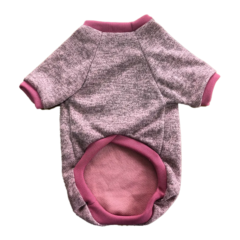 Imagen frontal de la Chompa Rosa Jaspeada. Está hecha de una tela de fondo rosa claro que tiene una veta de rosas grisáceos más oscuros. Los bordes del cuello, mangas y la parte de abajo son de un color rosado más intenso que ejercen un interesante contraste con el resto de la prenda.