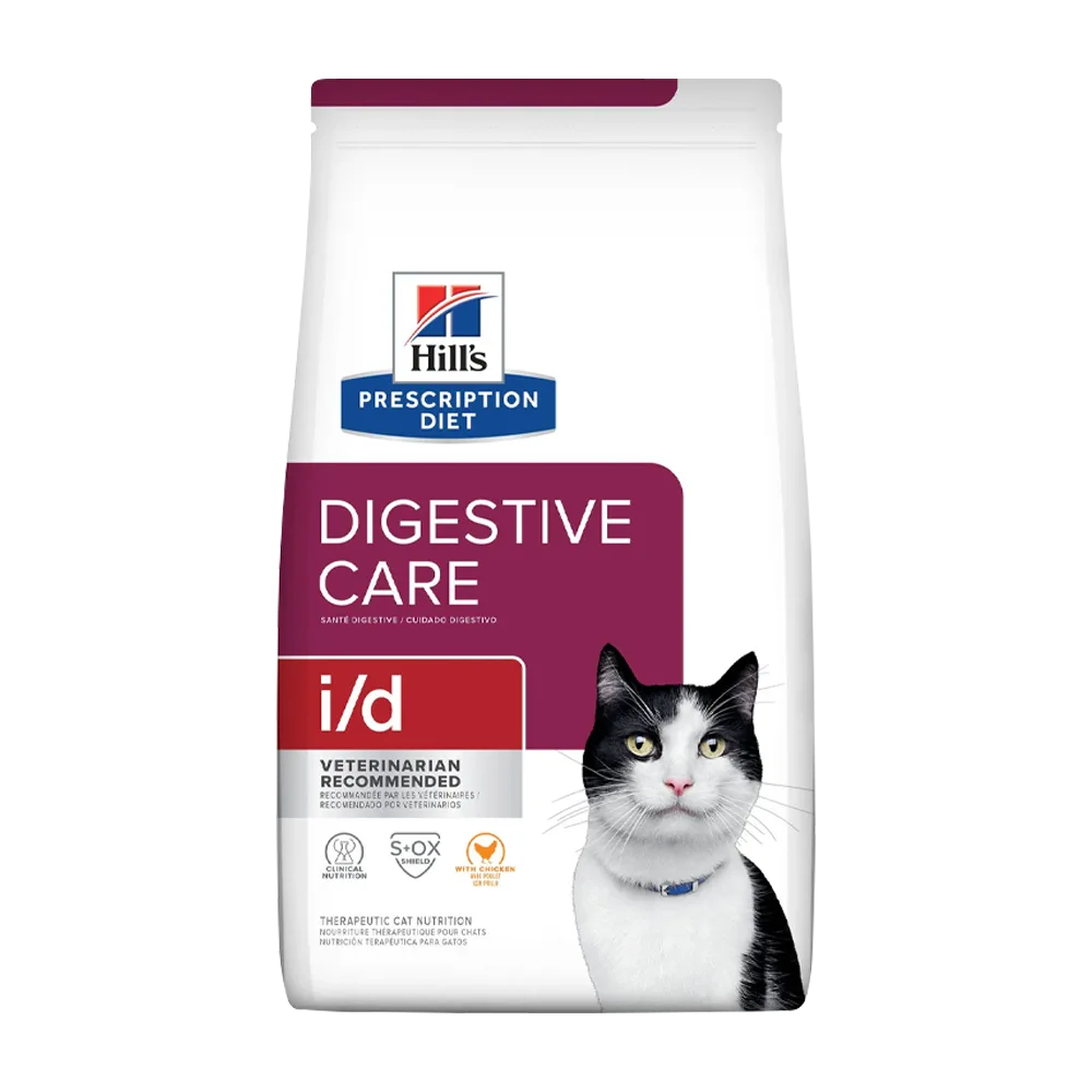 Bolsa blanca con detalles guindos y un gato blanco con negro en la portada, es el alimento Hill's Prescription Diet Feline i/d Digestive Care, un alimento para gatos adultos con problemas digestivos