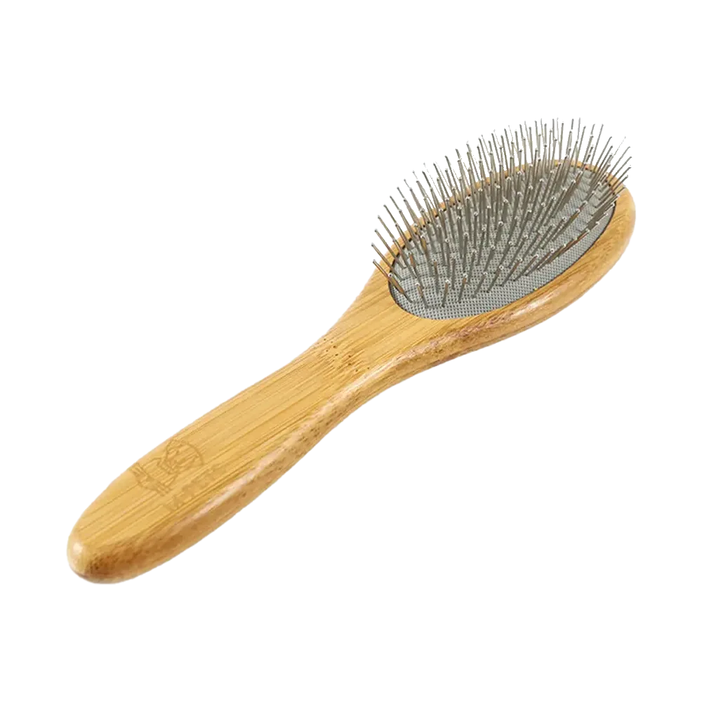 Cepillo Bamboo de la línea M-Pets, es de color madera clara (hecho de bamboo) y tiene pines de acero inoxidable recubiertos en la punta, es apto para perros y gatos