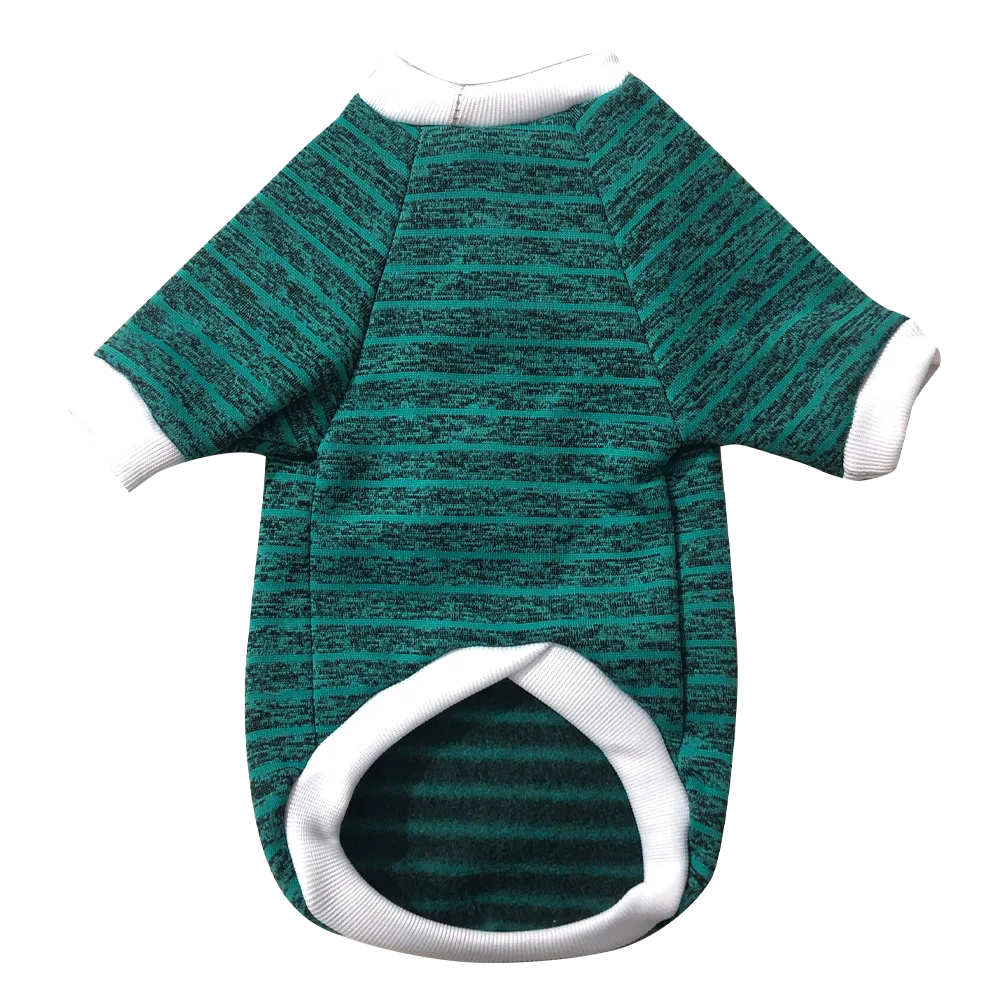 Imagen de prenda de vestir para mascotas Chompa Verde, una prenda color verde con rayas verdes oscuro y detalles blancos en los puños y cuello