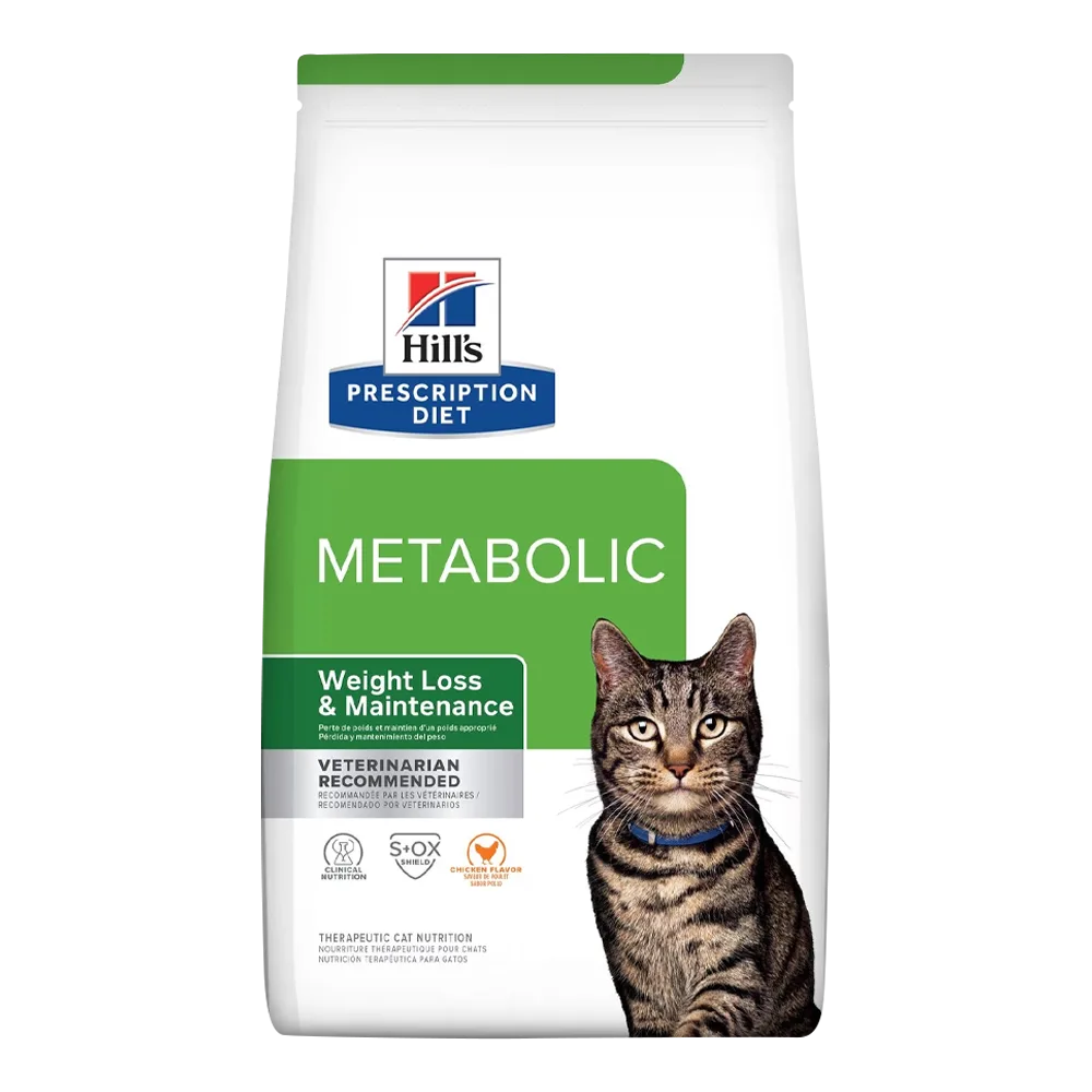 Bolsa de alimento Hill's Prescription Diet Feline Metabolic para gatos con sobrepeso, la bolsa es blanca con detalles verdes en tonos claros y oscuros y un gato atigrado tabby en tonos marrones y grises con un collar azul en la parte derecha inferior