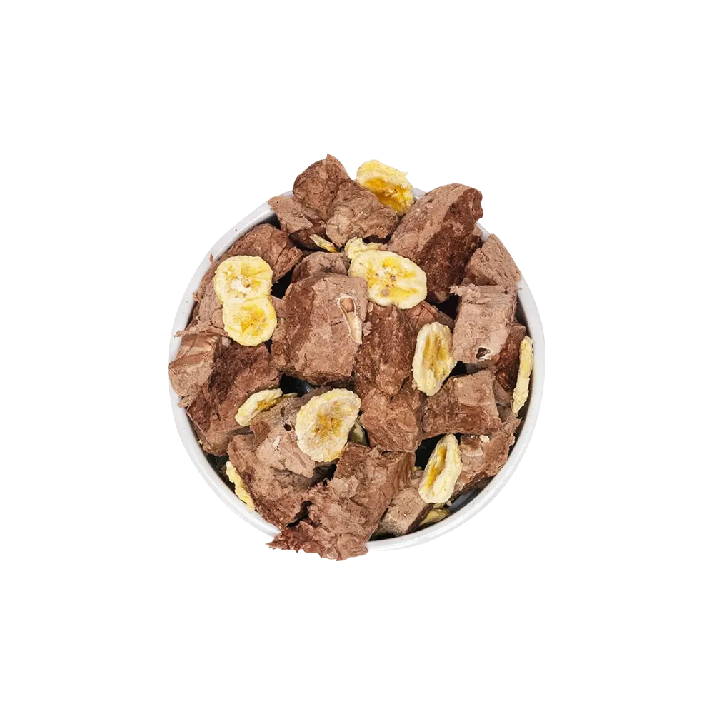 Plato redondo con trozos de bofe y banana liofilizados.