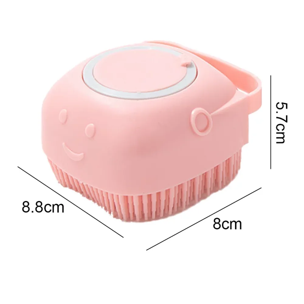 Cepillo Para Baño de mascotas, es rosado hecho de silicona y tiene una forma cuadrada. Está sobre fondo blanco y tiene las medidas en su alrededor:  5,7 cm de alto, 8 cm de profundidad y 8,8 cm de ancho