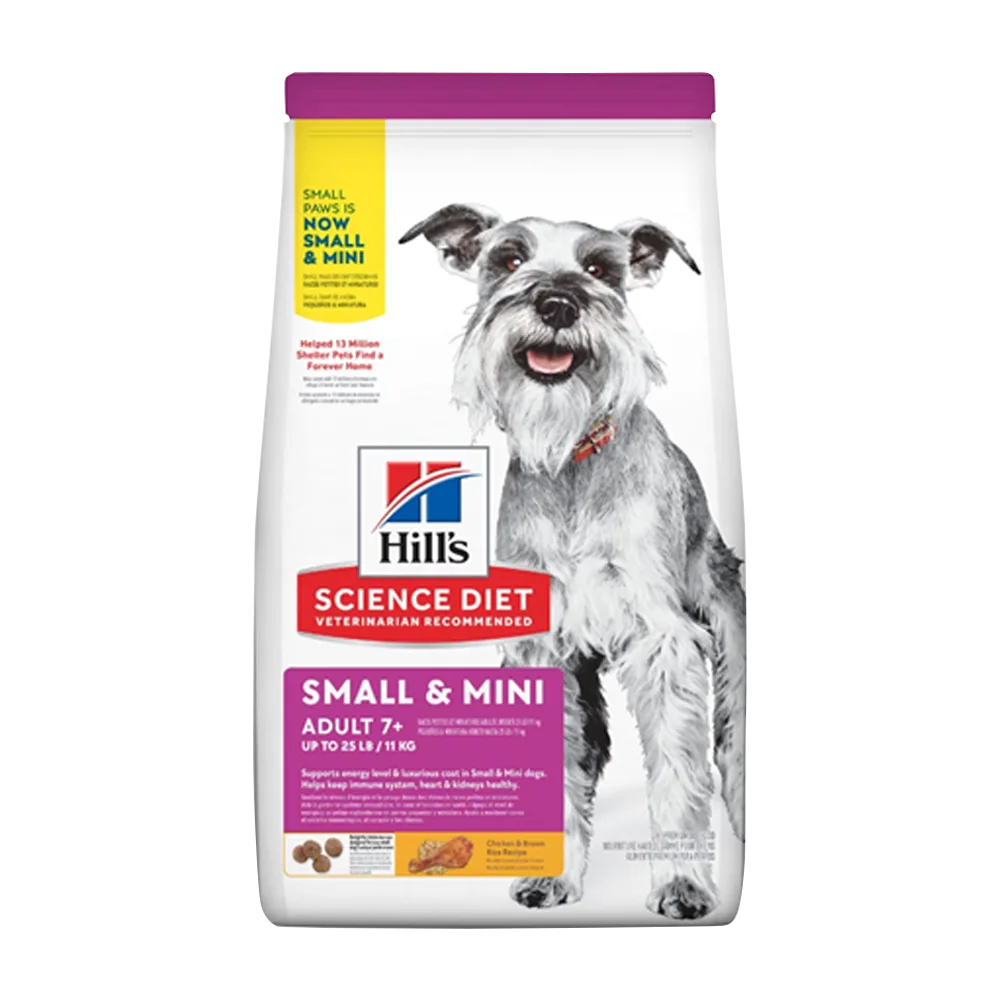 Bolsa blanca con detalles rosados de alimento Hill's Science Diet Adult Small Paws 7+ con schnauzer en la portada, es un alimento para perros minis y pequeños de 7 años de edad en adelante