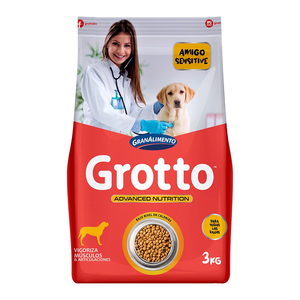 Bolsa roja con detalles blancos de Grotto Sensitive, un alimento para perros con sensibilidades alimentarias, tiene una imagen de una mujer de bata blanca y un perro pequeño en la portada