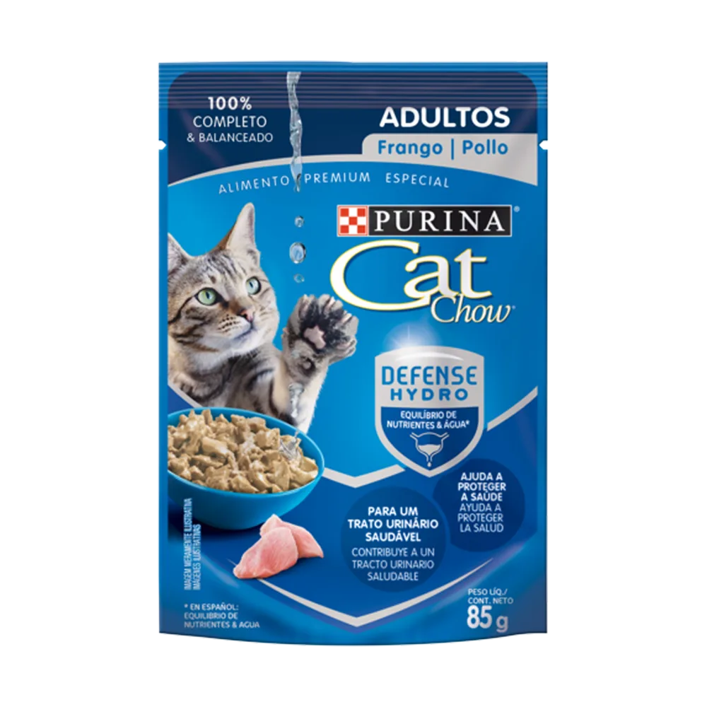 Sobre azul con detalles azul marino y un gatito en la portada de Cat Chow Adulto Pollo Húmedo, una ración húmeda para gatos adultos con sabor a pollo