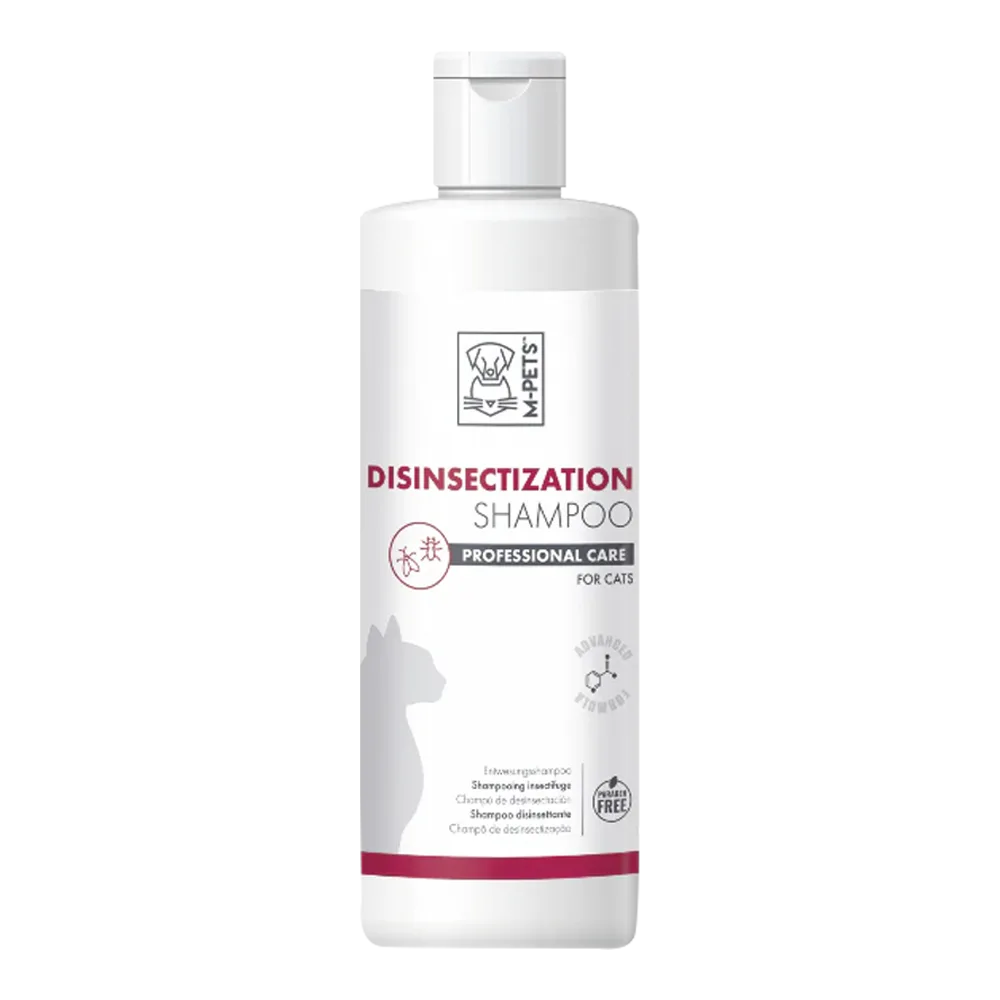 Frasco de shampoo color blanco con una etiqueta blanca y detalles guindos y grises. Es un Shampoo Anti Parásitos indicado para gatos de la línea M-Pets