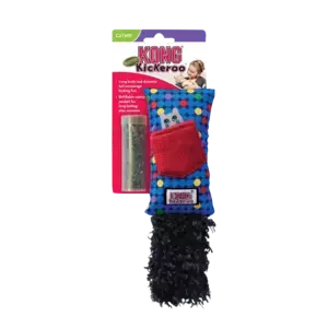 Juguete KONG Kickeroo para gatos, con cuerpo alargado de textura variada y diseño colorido, estimula el instinto de caza y pateo.