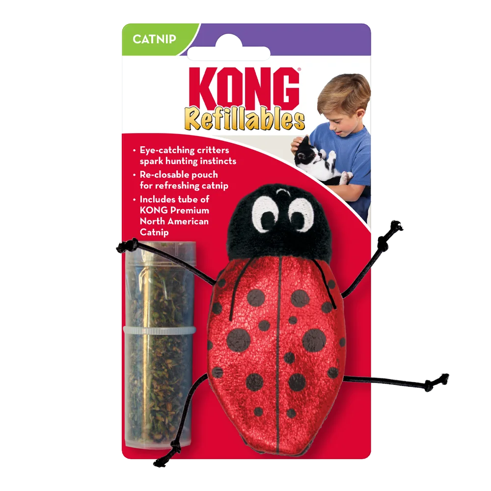 Empaque de cartón color rojo con detalles blancos con el juguete Kong Recargable en forma de mariquita, es de color rojo con motas negras y cabeza negra, también tiene un frasco cilíndrico de hierba gatera para recargar el juguete