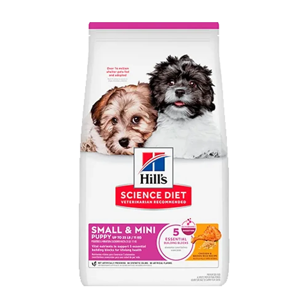 Bolsa blanca de alimento Hill's Science Diet Puppy Small Paws, es un alimento para perros cachorros de raza pequeña y mini, la bolsa tiene detalles rosados oscuros y un perro yorkshire cachorro en el centro de la bolsa.
