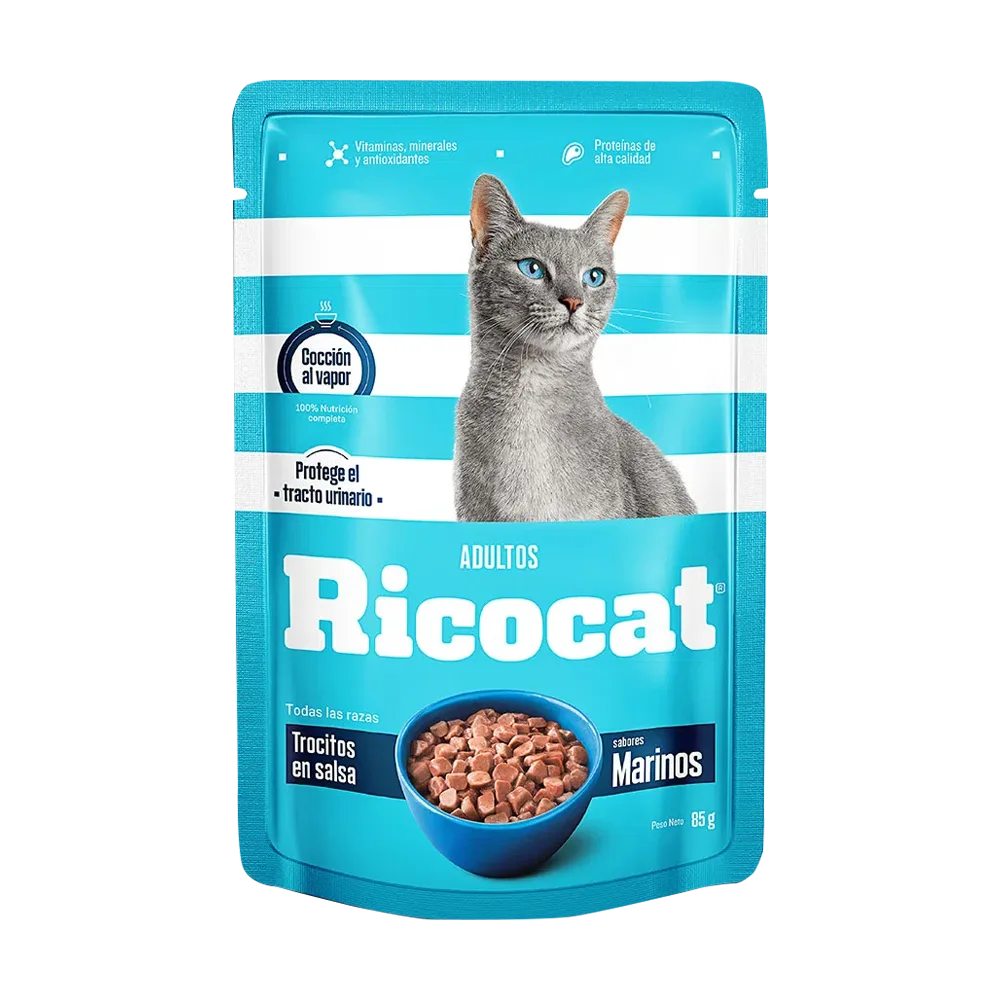Sachet de color celeste con franjas blancas y un gato gris en la protada de Ricocat Adulto Trocitos Marinos, es un alimento de trocitos húmedos de sabores marinos