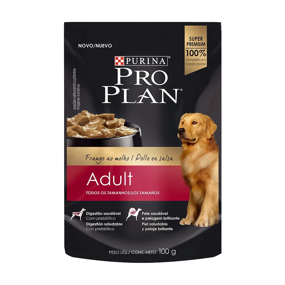 Sobre color negro con detalles rojos y dorados de alimento para perros Pro Plan Adulto Pollo en Salsa. Tiene un perro labrador en la portada del empaque.