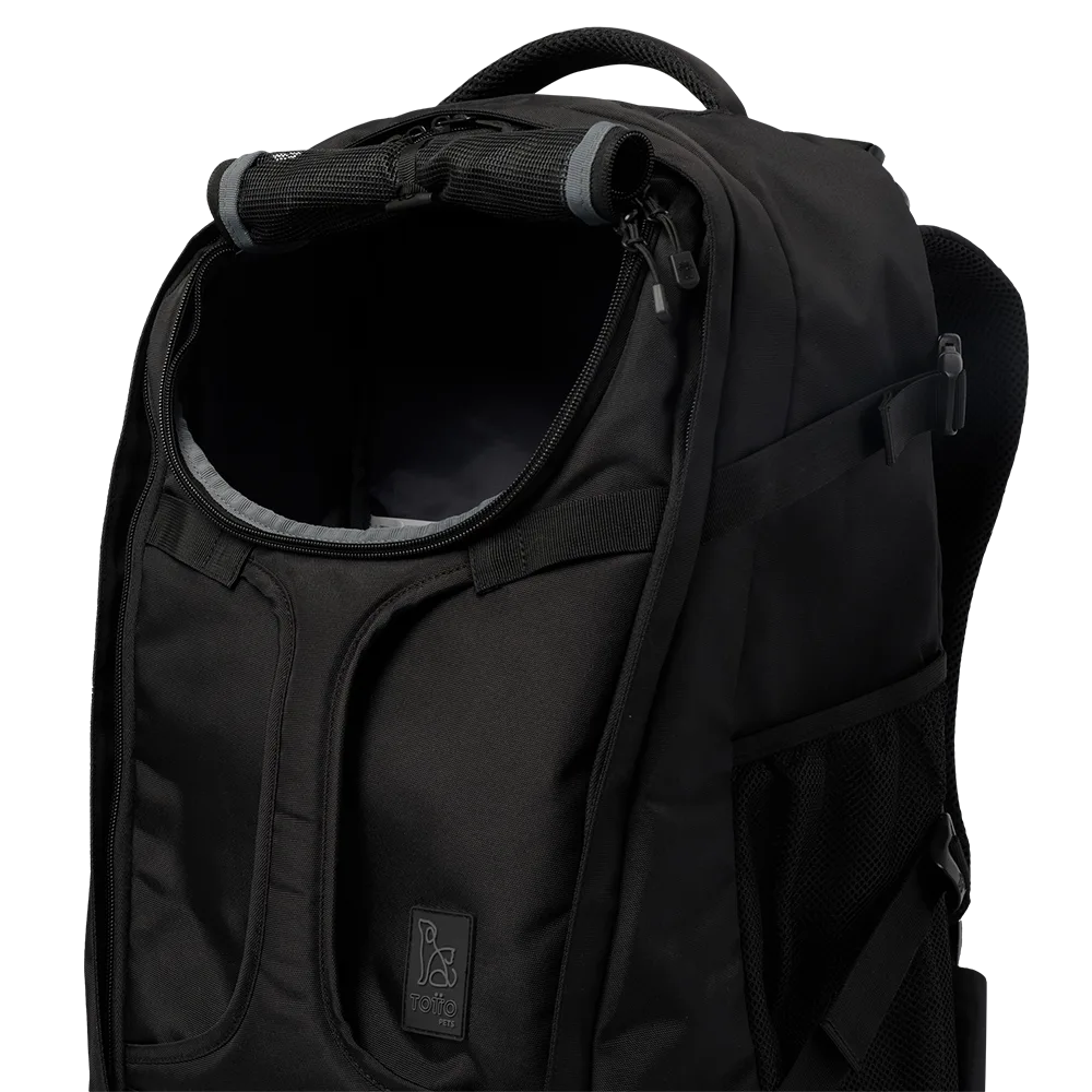 Detalle de mochila Morral Meraki de Totto Pets. Es una mochila negra espaciosa para llevar a tu mascota en la espalda. Se muestra el compartimiento de la parte superior para que el perro saque la cabeza