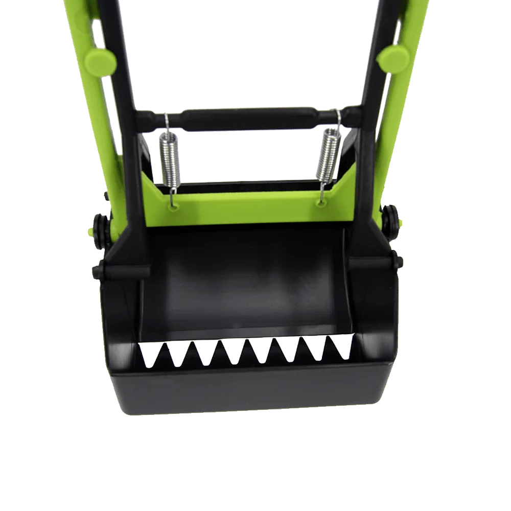 Imagen de detalle de Pala recolectora de heces para jardín color verde con detalles negros mostrando los dientes de la pala y resortes