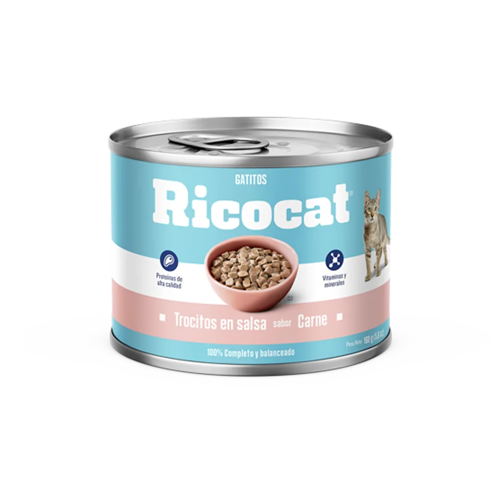 Lata blanca con franjas celestes, una franja blanca y una rosa de alimento húmedo Ricocat Gatitos Trocitos de Carne en Lata. Es un alimento para gatitos hasta los 12 meses.