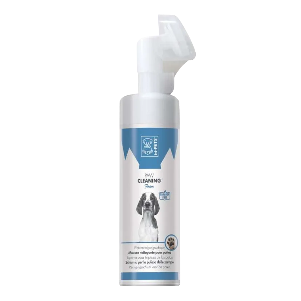 Frasco blanco con detalles azules de la Espuma Limpia Patas de M-Pets, es un producto limpiador e hidratante para las almohadillas de las patas de perros.