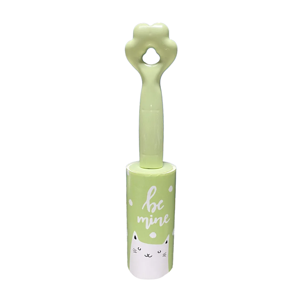 Rodillo Quita Pelusa color verde claro, tiene el mango plástico del mismo color y la forma de una patita en la punta.