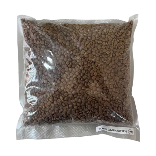 Bolsa de alimento Royal Canin Kitten color blanco con rosado pastel y un gato bebé en la portada para gatitos cachorros